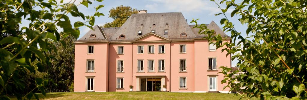 The pink exterior of Villa Barton