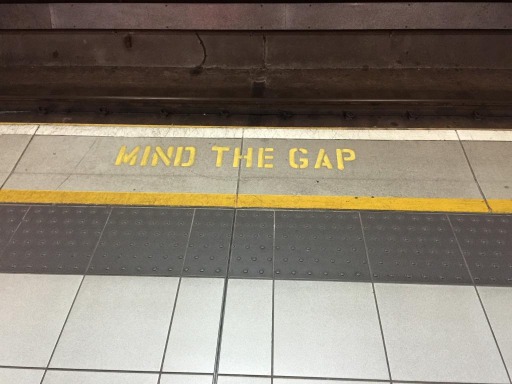 Photo of the "mind the gap" sign at the subway