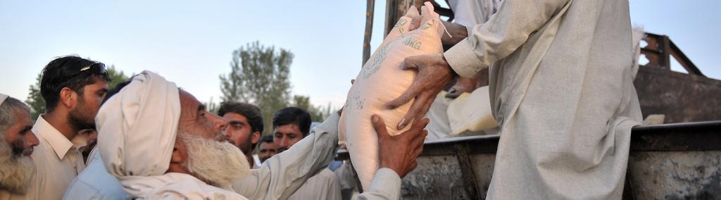 Flood victims assistance in Peshawar, Pakistan, on 9 September 2010.