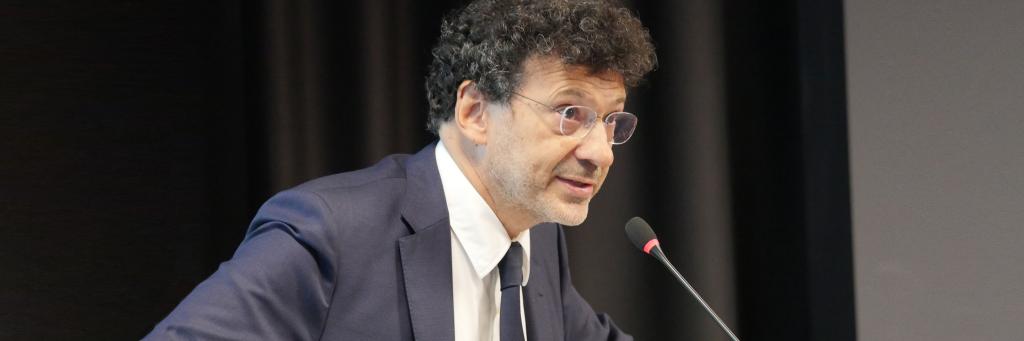 Marcelo Kohen, professeur de droit international à l'Institut, rappelle la mission de l'IDI et ses liens historiques avec l’Institut. 