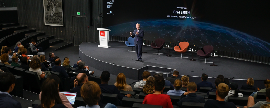 On 7 October, the Geneva Graduate Institute had the pleasure of welcoming alumnus Brad Smith, Vice Chair and President at Microsoft, who gave an insightful keynote speech on the future of cyber peace and the role of International Geneva.