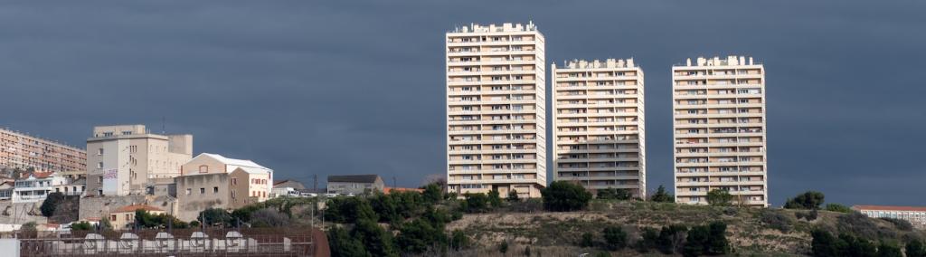 Vue des bâtiments d'un domaine immobilier dans les quartiers nord de Marseille