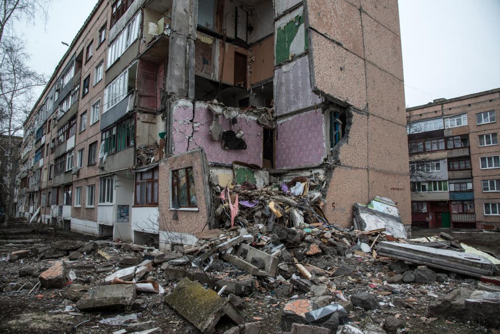 Artillery endommagé immeuble dans de Lugansk