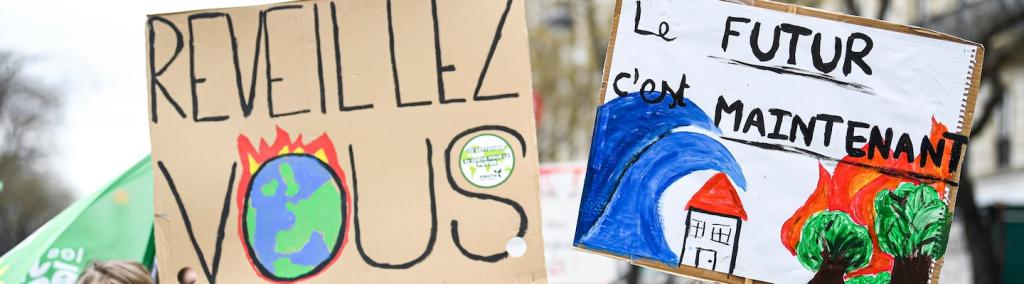 Pancartes brandies lors d’une manifestation pour le climat organisée par le mouvement de jeunes Vendredis pour l'avenir le 10 mars 2023 à Paris.