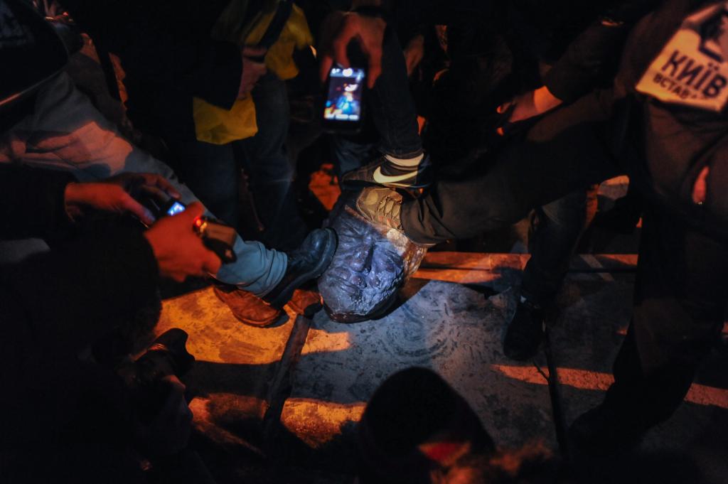 Feet of the protesters placed on the head of the overthrown V.I. Lenin monument. December 8, 2013.