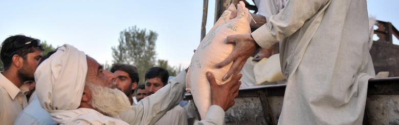 Flood victims assistance in Peshawar, Pakistan, on 9 September 2010.