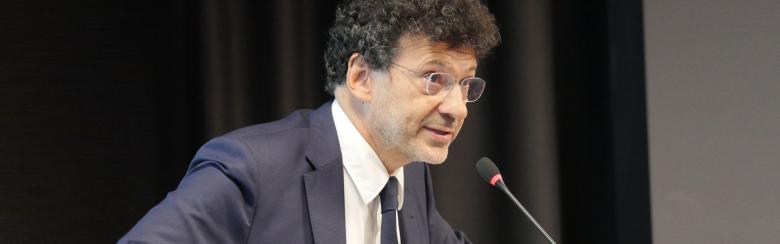 Marcelo Kohen, professeur de droit international à l'Institut, rappelle la mission de l'IDI et ses liens historiques avec l’Institut. 