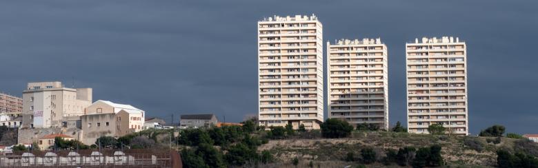 Vue des bâtiments d'un domaine immobilier dans les quartiers nord de Marseille