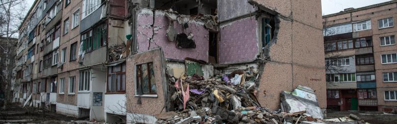 Artillery endommagé immeuble dans de Lugansk