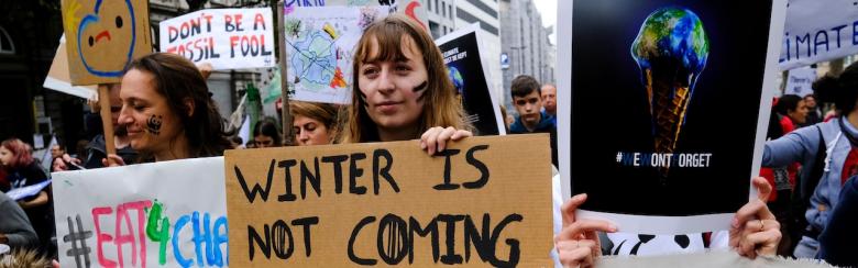 Des milliers de manifestants prennent part à la marche "Marche pour votre futur" pour le climat, avant la COP27 à Bruxelles, le 23 octobre 2022.