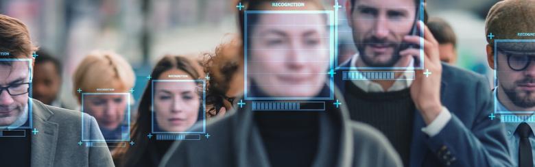 Une foule de gens d'affaires suivis par la technologie (reconnaissance faciale) marchant dans les rues animées des villes