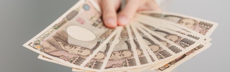 Woman hands holding yen banknotes