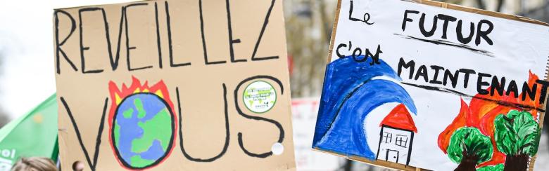 Pancartes brandies lors d’une manifestation pour le climat organisée par le mouvement de jeunes Vendredis pour l'avenir le 10 mars 2023 à Paris.