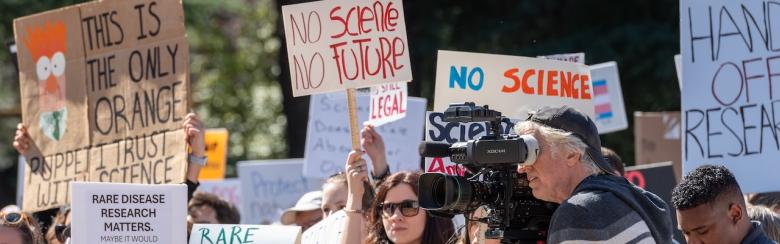 Sacramento, 7 mars 2025: manifestation contre les coupes budgétaires dans la recherche ordonnées par l’administration Trump