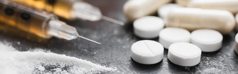 Stupéfiants, drogue en poudre, seringues et pilules blanches