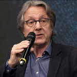Jean-François Bayart de face, micro à la main
